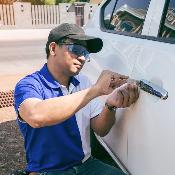 la cerrajería de autos hace reparaciones de cerraduras dañadas